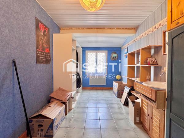 Plain-pied, grand terrain et environnement calme.