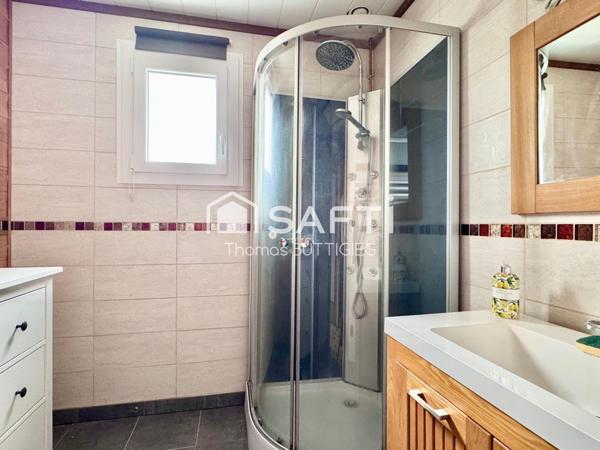 Plain-pied, grand terrain et environnement calme.