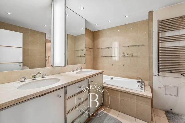 Paris 16ème, Appartement 1 Chambre -  77 m² à vendre
