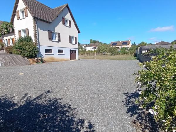 MAISON 3 CHAMBRES SOUS-SOL COMPLET TERRAIN 1 390 m2 - G