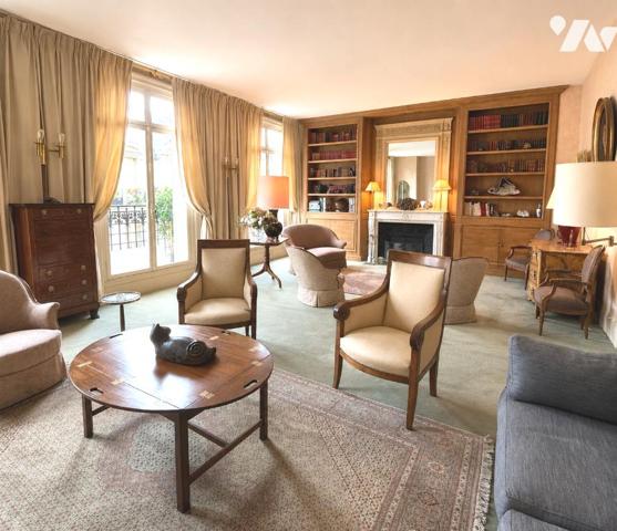Au 5e étage avec ascenseur, lumineux appartement de 7 pièces, traversant, 243,77 m², libre.