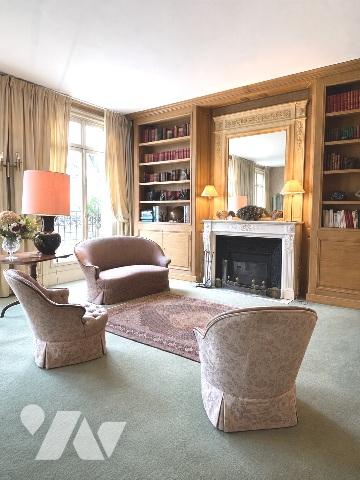 Au 5e étage avec ascenseur, lumineux appartement de 7 pièces, traversant, 243,77 m², libre.