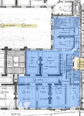Au 5e étage avec ascenseur, lumineux appartement de 7 pièces, traversant, 243,77 m², libre.