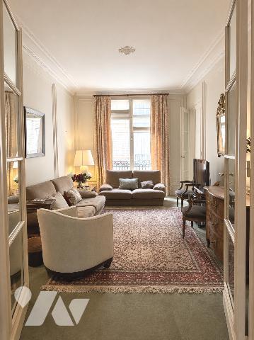Au 5e étage avec ascenseur, lumineux appartement de 7 pièces, traversant, 243,77 m², libre.