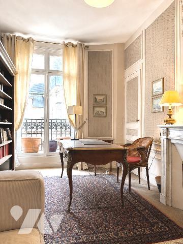 Au 5e étage avec ascenseur, lumineux appartement de 7 pièces, traversant, 243,77 m², libre.