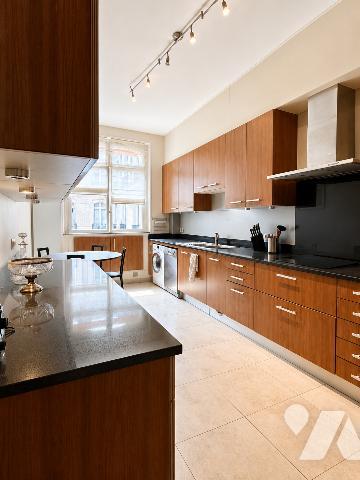 Au 5e étage avec ascenseur, lumineux appartement de 7 pièces, traversant, 243,77 m², libre.