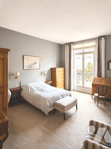 Au 5e étage avec ascenseur, lumineux appartement de 7 pièces, traversant, 243,77 m², libre.