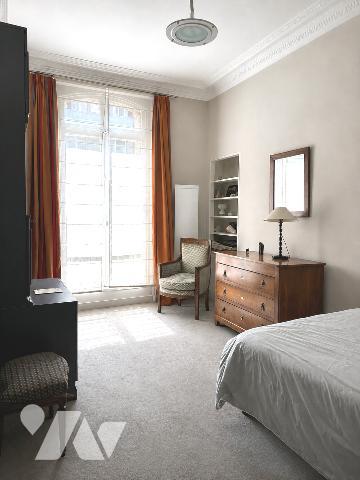 Au 5e étage avec ascenseur, lumineux appartement de 7 pièces, traversant, 243,77 m², libre.