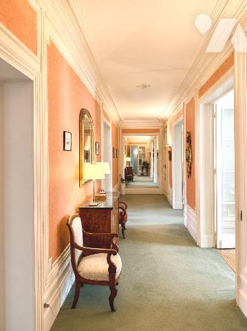 Au 5e étage avec ascenseur, lumineux appartement de 7 pièces, traversant, 243,77 m², libre.