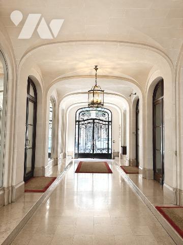 Au 5e étage avec ascenseur, lumineux appartement de 7 pièces, traversant, 243,77 m², libre.