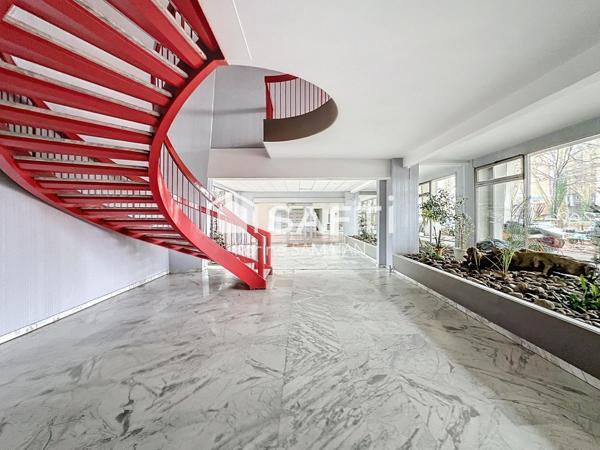 Local professionnel de 450 m2 avec parking à Toulouse