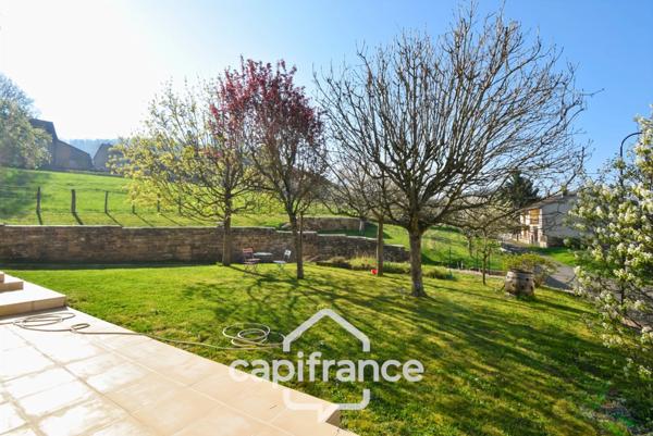 Maison de village 6 pièces non mitoyenne, entièrement rénovée, avec prestations de qualité proche de LONS LE SAUNIER (39000)