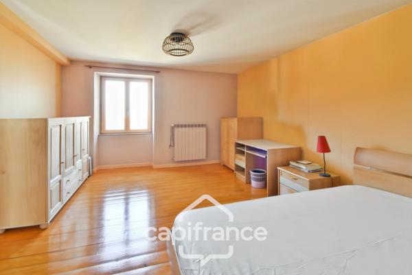 Maison de village 6 pièces non mitoyenne, entièrement rénovée, avec prestations de qualité proche de LONS LE SAUNIER (39000)