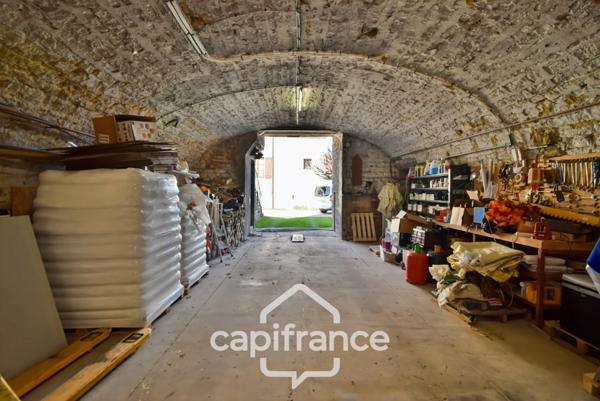 Maison de village 6 pièces non mitoyenne, entièrement rénovée, avec prestations de qualité proche de LONS LE SAUNIER (39000)