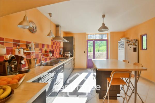 Maison de village 6 pièces non mitoyenne, entièrement rénovée, avec prestations de qualité proche de LONS LE SAUNIER (39000)