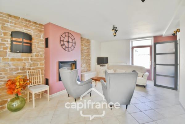 Maison de village 6 pièces non mitoyenne, entièrement rénovée, avec prestations de qualité proche de LONS LE SAUNIER (39000)