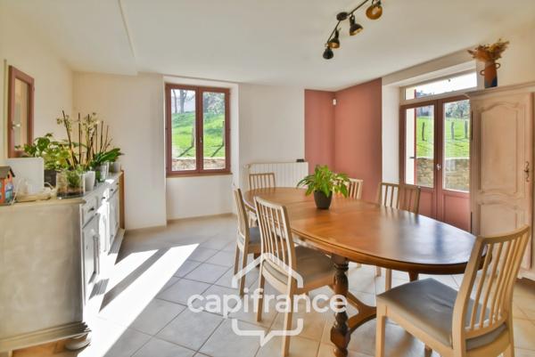 Maison de village 6 pièces non mitoyenne, entièrement rénovée, avec prestations de qualité proche de LONS LE SAUNIER (39000)