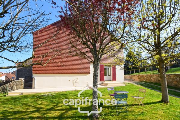 Maison de village 6 pièces non mitoyenne, entièrement rénovée, avec prestations de qualité proche de LONS LE SAUNIER (39000)
