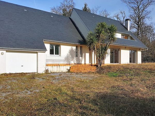 A vendre à LONS, Maison de 168 m² à l'architecture contemporaine avec 4 chambres et un bureau sur un terrain de 1946 m²