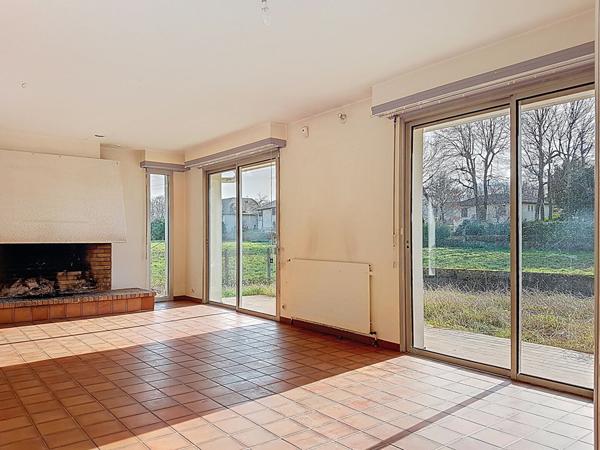 A vendre à LONS, Maison de 168 m² à l'architecture contemporaine avec 4 chambres et un bureau sur un terrain de 1946 m²