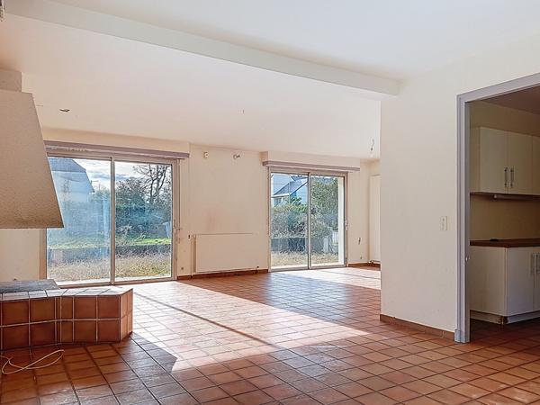 A vendre à LONS, Maison de 168 m² à l'architecture contemporaine avec 4 chambres et un bureau sur un terrain de 1946 m²