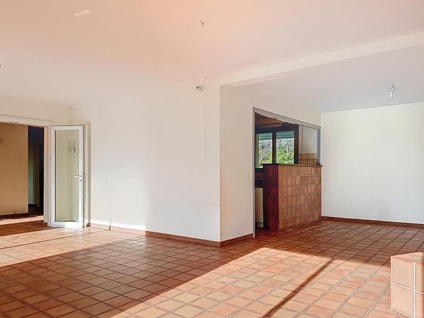 A vendre à LONS, Maison de 168 m² à l'architecture contemporaine avec 4 chambres et un bureau sur un terrain de 1946 m²