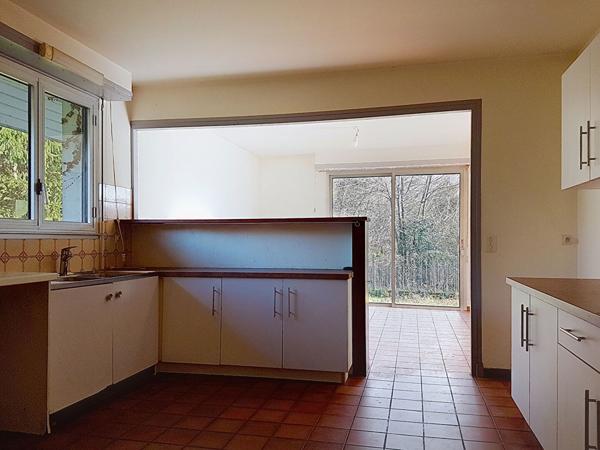 A vendre à LONS, Maison de 168 m² à l'architecture contemporaine avec 4 chambres et un bureau sur un terrain de 1946 m²