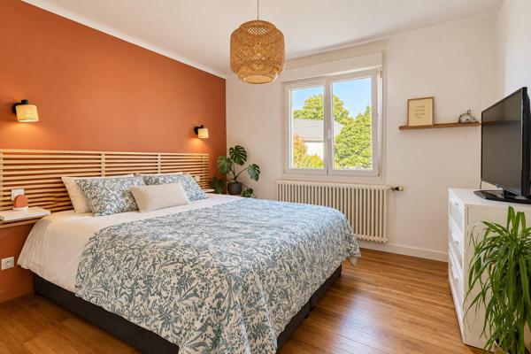 A VENDRE – PLESCOP – À PIED DU BOURG – MAISON 3 CHAMBRES AVEC BEAU JARDIN