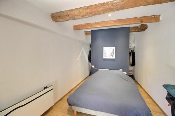 ANCIENNE BATISSE ENTIEREMENT RÉAMÉNAGÉE DEVELOPPANT 150 M² + GARAGE ET GRANGE