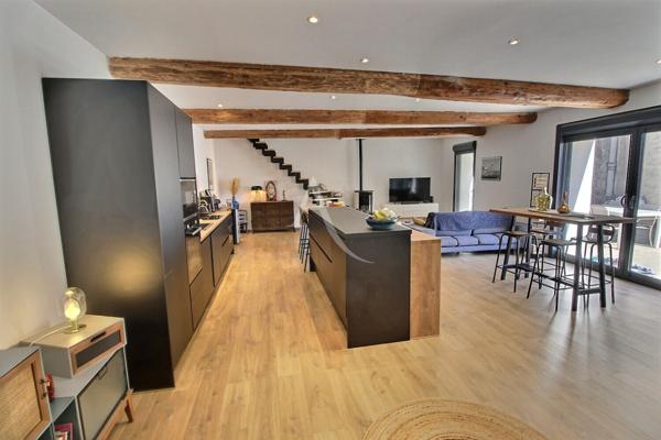 ANCIENNE BATISSE ENTIEREMENT RÉAMÉNAGÉE DEVELOPPANT 150 M² + GARAGE ET GRANGE