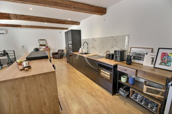 ANCIENNE BATISSE ENTIEREMENT RÉAMÉNAGÉE DEVELOPPANT 150 M² + GARAGE ET GRANGE