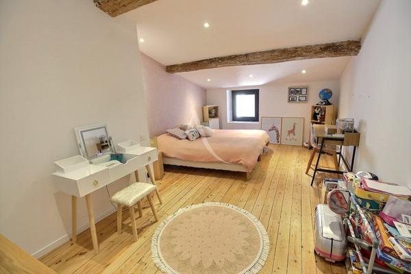 ANCIENNE BATISSE ENTIEREMENT RÉAMÉNAGÉE DEVELOPPANT 150 M² + GARAGE ET GRANGE