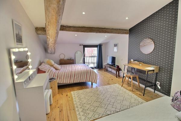 ANCIENNE BATISSE ENTIEREMENT RÉAMÉNAGÉE DEVELOPPANT 150 M² + GARAGE ET GRANGE