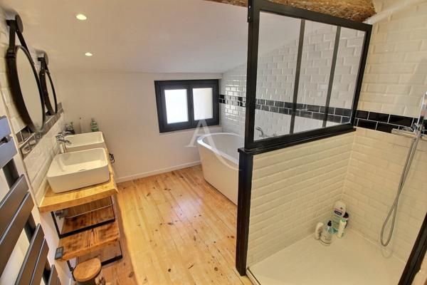 ANCIENNE BATISSE ENTIEREMENT RÉAMÉNAGÉE DEVELOPPANT 150 M² + GARAGE ET GRANGE