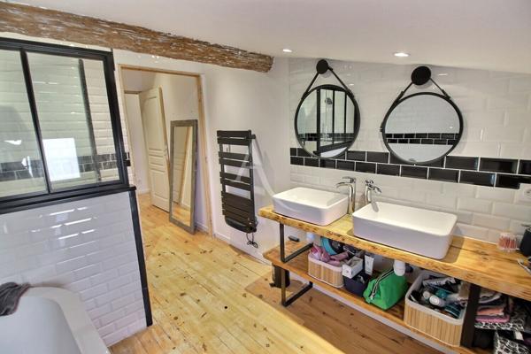 ANCIENNE BATISSE ENTIEREMENT RÉAMÉNAGÉE DEVELOPPANT 150 M² + GARAGE ET GRANGE