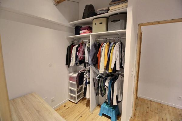 ANCIENNE BATISSE ENTIEREMENT RÉAMÉNAGÉE DEVELOPPANT 150 M² + GARAGE ET GRANGE