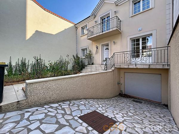 Vente
                Maison116,74 m² - 5 Pièces -
                    SAINT MAUR DES FOSSES (94100)
