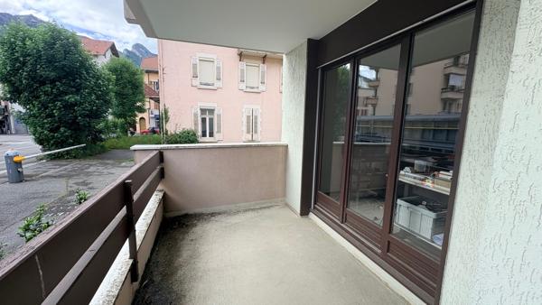 Bureaux  3 pièces 59.40 m2 + s/sol + cave + garage
