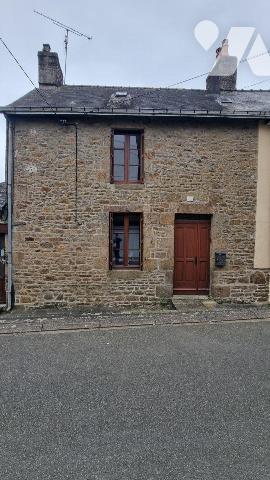 GORRON proche centre ville : maison de ville comprenant/
-Au rez-de-chaussée: entrée, salon/sé...