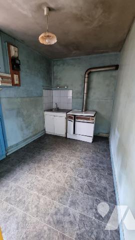 GORRON proche centre ville : maison de ville comprenant/
-Au rez-de-chaussée: entrée, salon/sé...