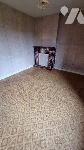 GORRON proche centre ville : maison de ville comprenant/
-Au rez-de-chaussée: entrée, salon/sé...