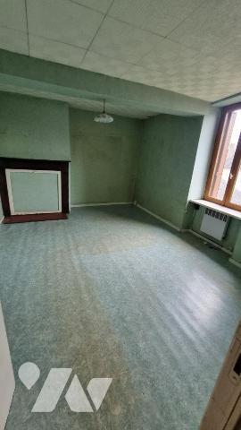 GORRON proche centre ville : maison de ville comprenant/
-Au rez-de-chaussée: entrée, salon/sé...