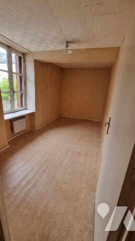 GORRON proche centre ville : maison de ville comprenant/
-Au rez-de-chaussée: entrée, salon/sé...