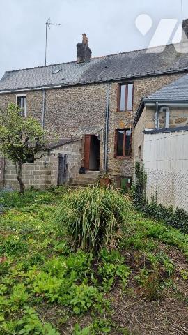 GORRON proche centre ville : maison de ville comprenant/
-Au rez-de-chaussée: entrée, salon/sé...