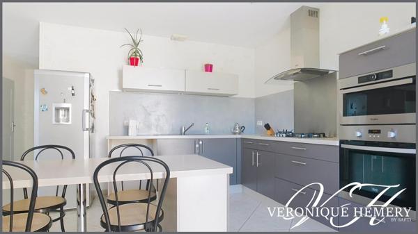 Pavillon de plain pied aux prestation complètes avec double garage et dépendance de 40 m2