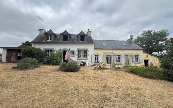 Maison à vendre    8 pièces •  Spézet