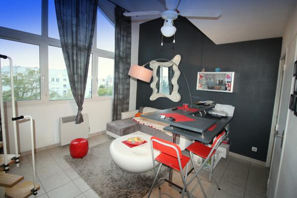 Lyon (69008) T1 meublé tout équipé + place de parking en sous sol - Disponible le 16/03 !