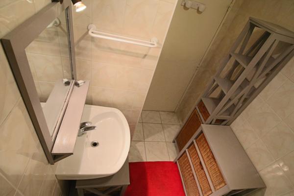 Lyon (69008) T1 meublé tout équipé + place de parking en sous sol - Disponible le 16/03 !