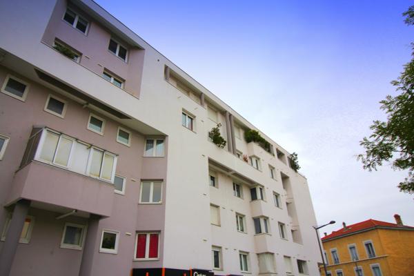 Lyon (69008) T1 meublé tout équipé + place de parking en sous sol - Disponible le 16/03 !