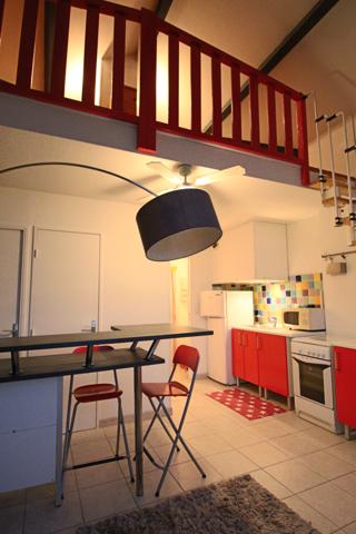 Lyon (69008) T1 meublé tout équipé + place de parking en sous sol - Disponible le 16/03 !